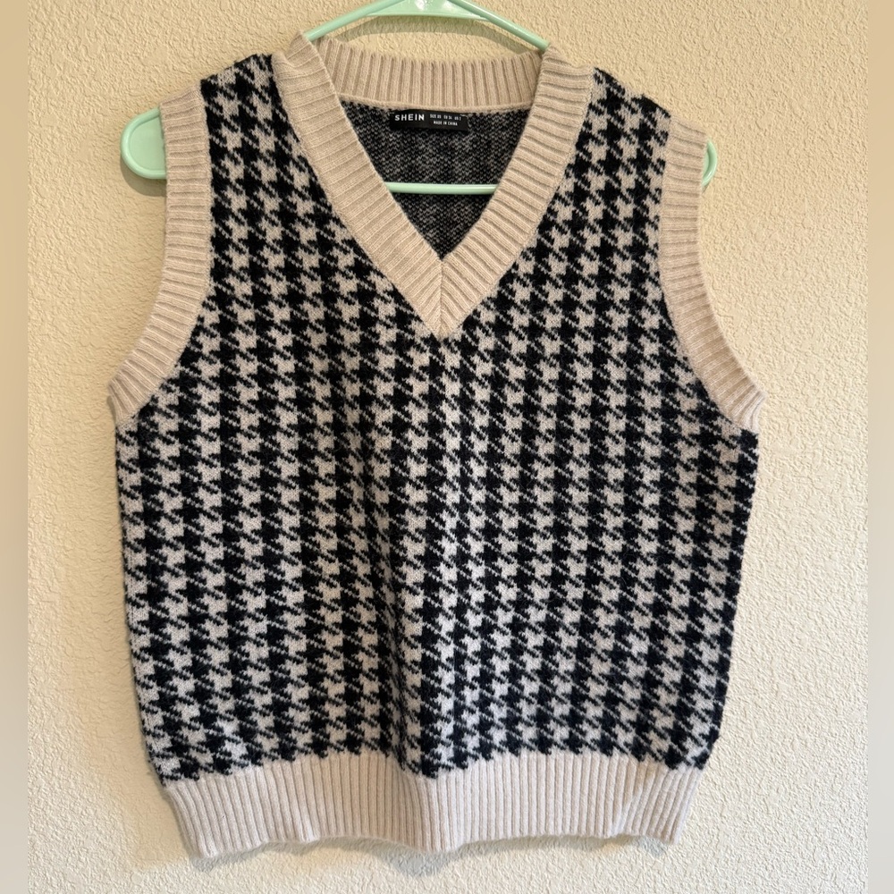 SHEIN Black and Cream Houndstooth V-Neck Sweater Vest